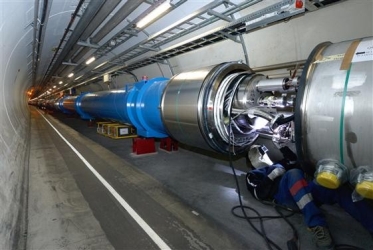 Letzte Schweißarbeiten am LHC-Ring