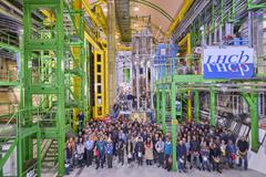 Gruppenbild von LHCb-Wissenschaftlerinnen und Wissenschaftlern vor ihrem Detektor
