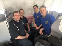 Vier Physiker und ein gut verpackter Detektor im Flugzeug